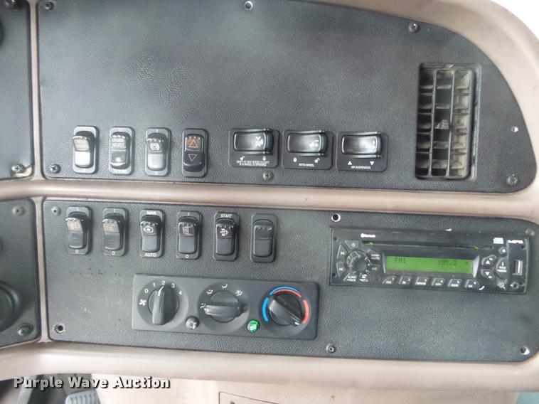 image for item DA2505 2011 Peterbilt 387 semi truck