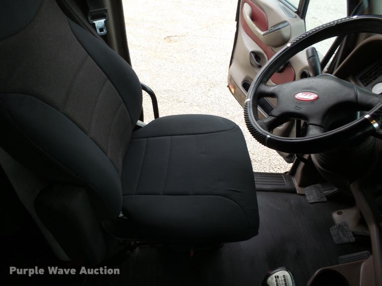 image for item DA2505 2011 Peterbilt 387 semi truck