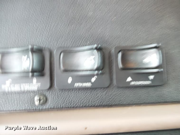 image for item DA2505 2011 Peterbilt 387 semi truck