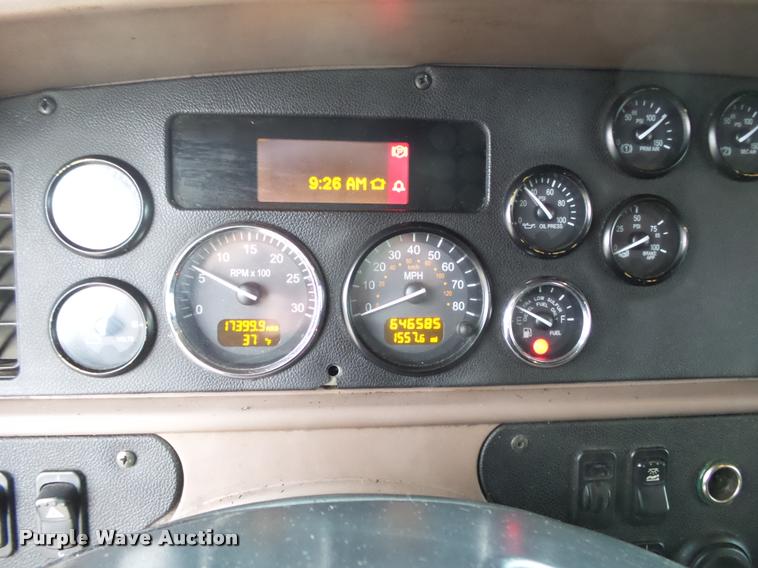 image for item DA2505 2011 Peterbilt 387 semi truck