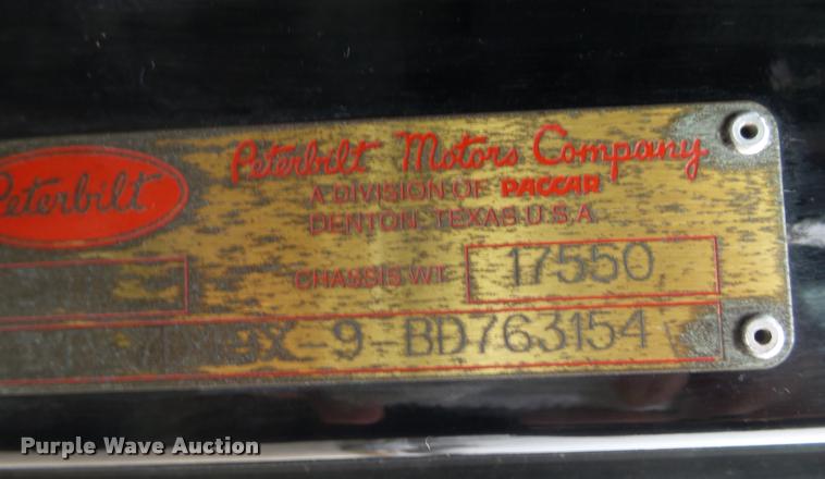 image for item DA2505 2011 Peterbilt 387 semi truck