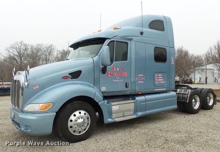 image for item DA2506 2010 Peterbilt 387 semi truck