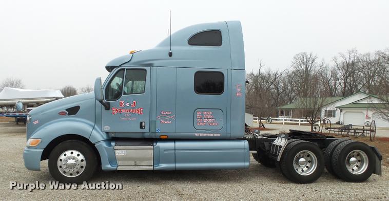 image for item DA2506 2010 Peterbilt 387 semi truck