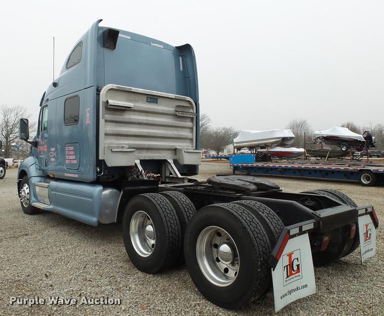 image for item DA2506 2010 Peterbilt 387 semi truck