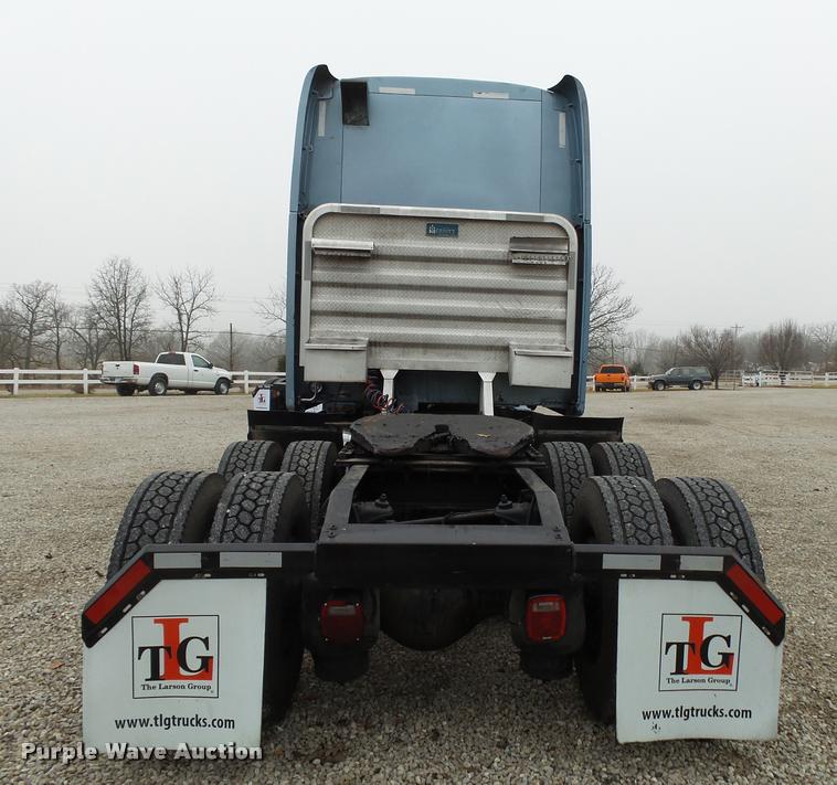 image for item DA2506 2010 Peterbilt 387 semi truck