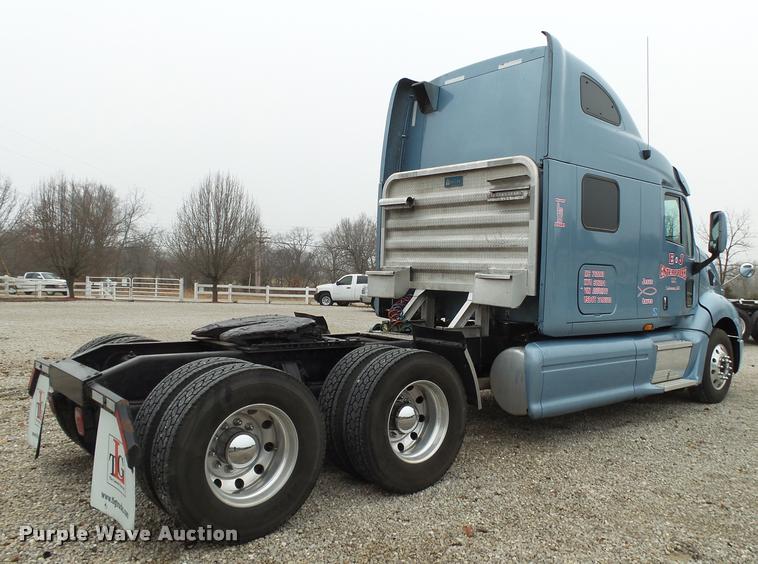 image for item DA2506 2010 Peterbilt 387 semi truck