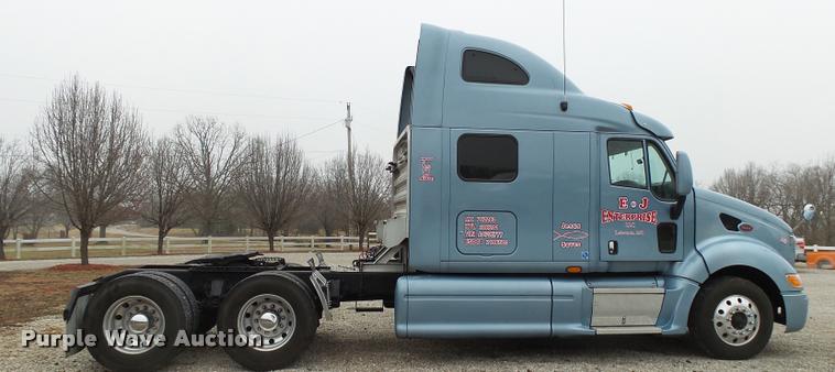 image for item DA2506 2010 Peterbilt 387 semi truck