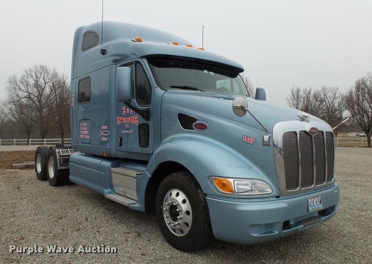 image for item DA2506 2010 Peterbilt 387 semi truck