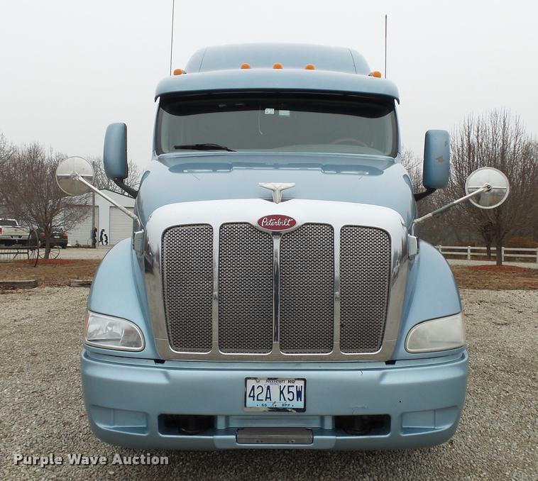 image for item DA2506 2010 Peterbilt 387 semi truck