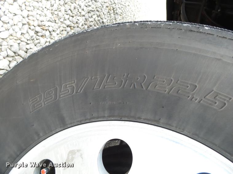 image for item DA2506 2010 Peterbilt 387 semi truck