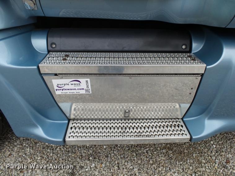 image for item DA2506 2010 Peterbilt 387 semi truck