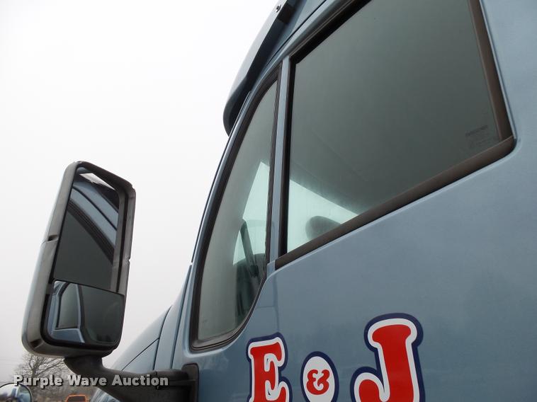 image for item DA2506 2010 Peterbilt 387 semi truck