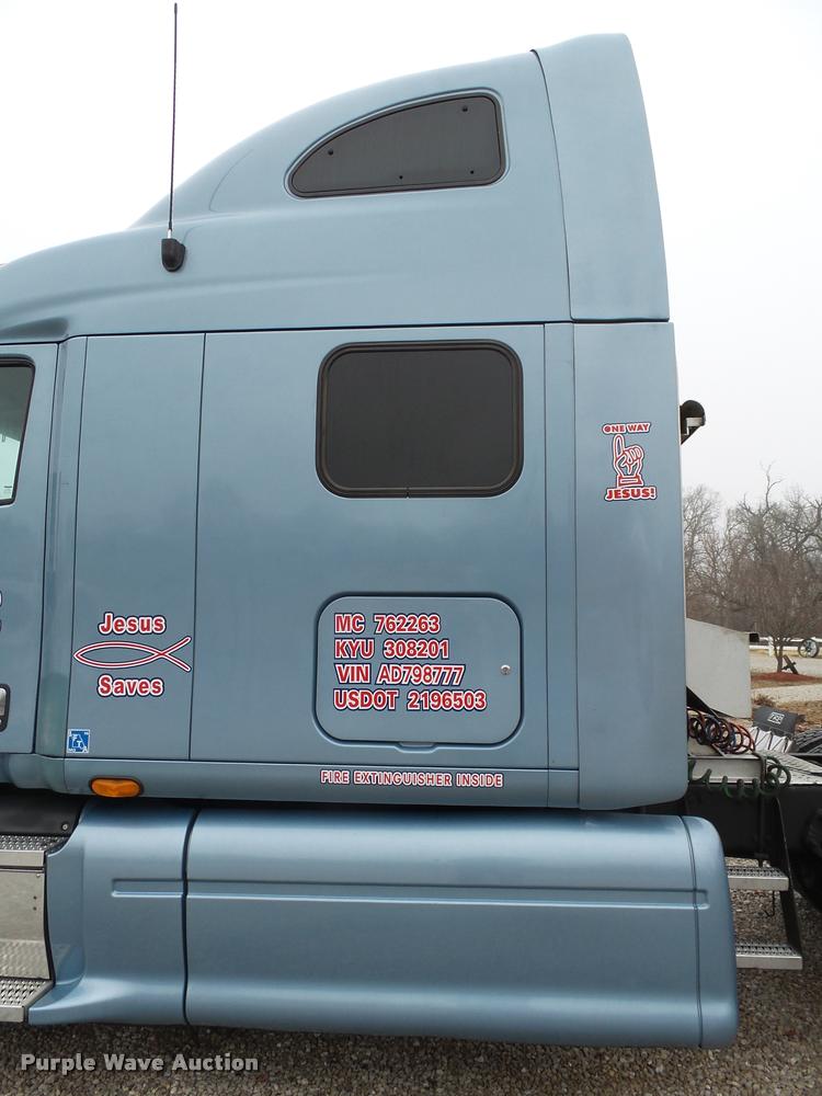 image for item DA2506 2010 Peterbilt 387 semi truck