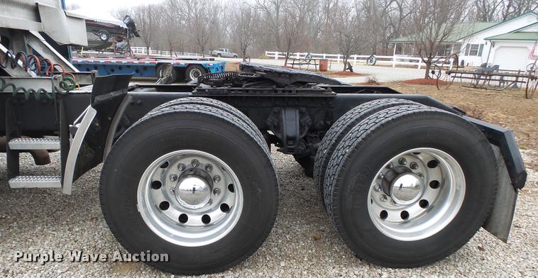 image for item DA2506 2010 Peterbilt 387 semi truck