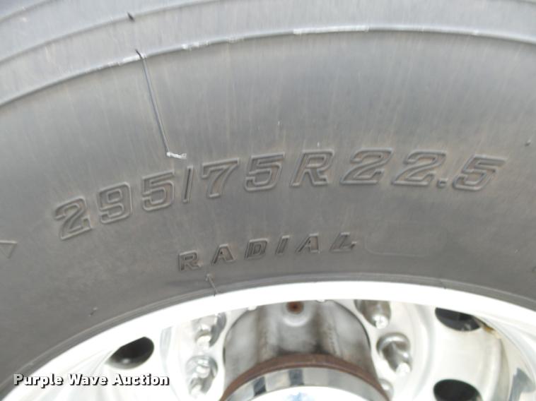 image for item DA2506 2010 Peterbilt 387 semi truck