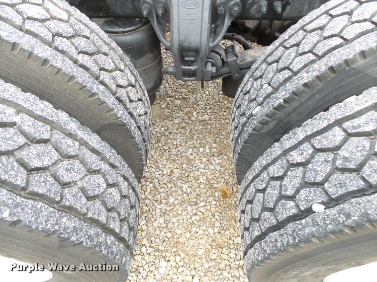 image for item DA2506 2010 Peterbilt 387 semi truck