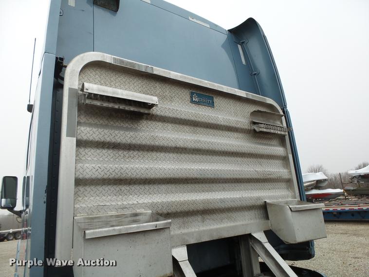 image for item DA2506 2010 Peterbilt 387 semi truck