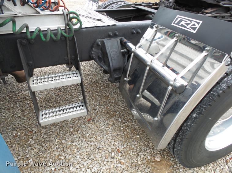 image for item DA2506 2010 Peterbilt 387 semi truck