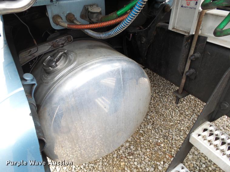 image for item DA2506 2010 Peterbilt 387 semi truck