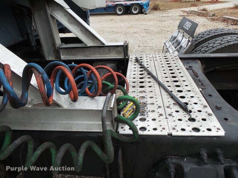 image for item DA2506 2010 Peterbilt 387 semi truck