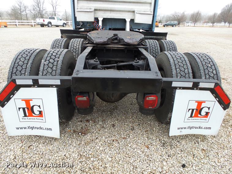 image for item DA2506 2010 Peterbilt 387 semi truck