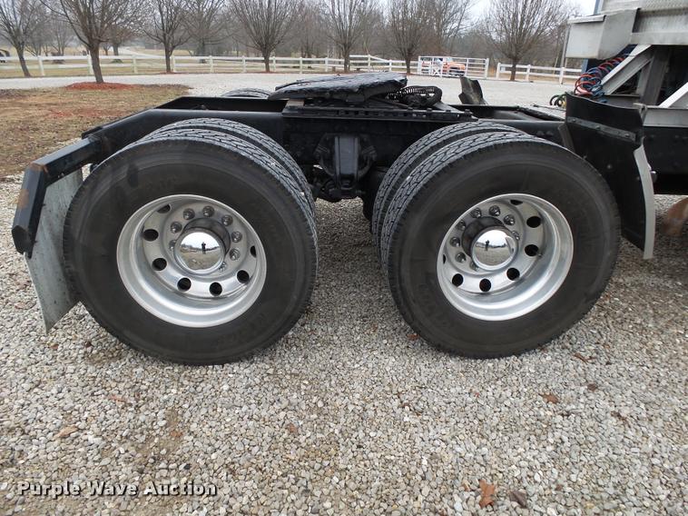 image for item DA2506 2010 Peterbilt 387 semi truck