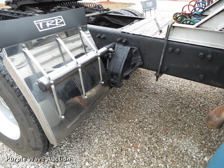 image for item DA2506 2010 Peterbilt 387 semi truck