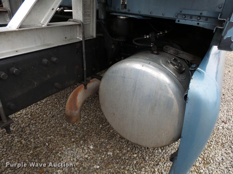 image for item DA2506 2010 Peterbilt 387 semi truck