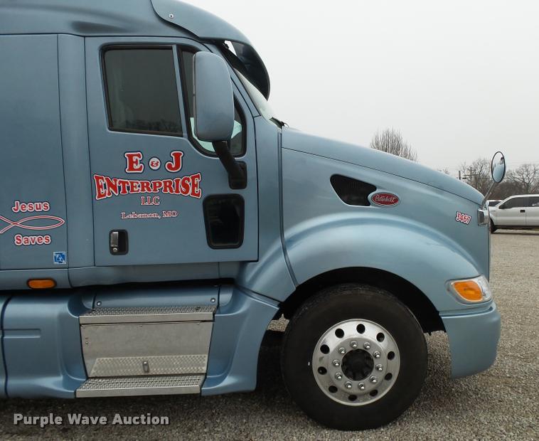 image for item DA2506 2010 Peterbilt 387 semi truck