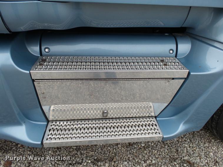 image for item DA2506 2010 Peterbilt 387 semi truck