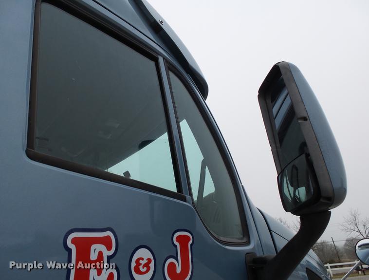 image for item DA2506 2010 Peterbilt 387 semi truck