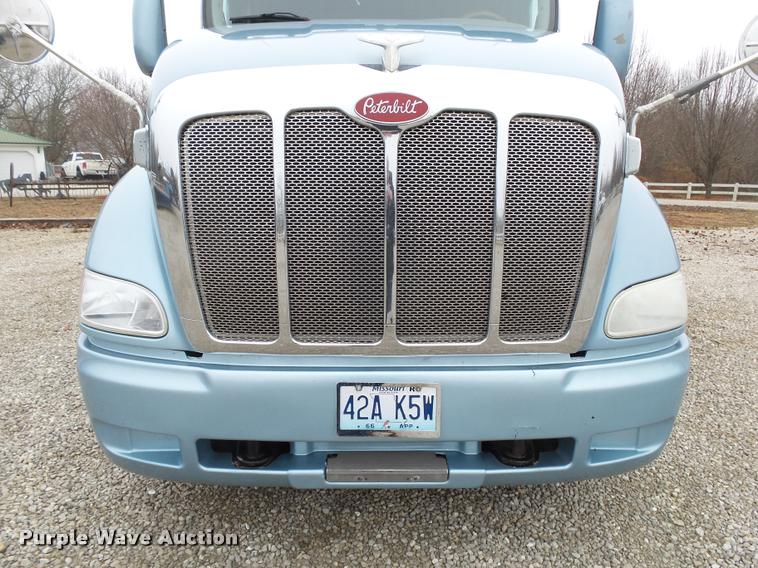 image for item DA2506 2010 Peterbilt 387 semi truck