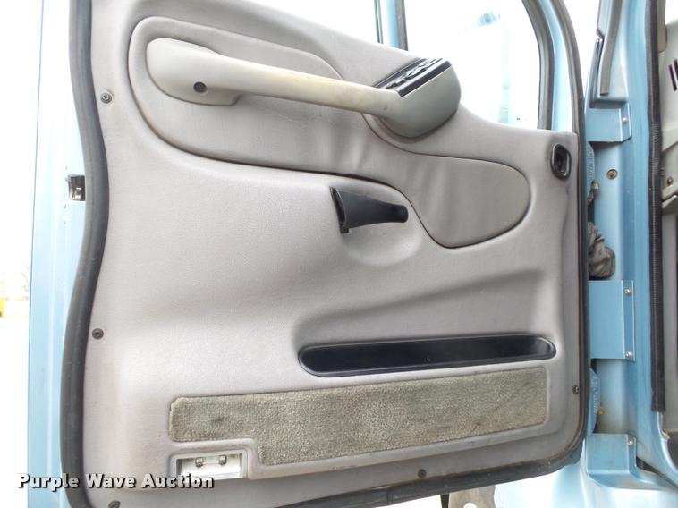 image for item DA2506 2010 Peterbilt 387 semi truck