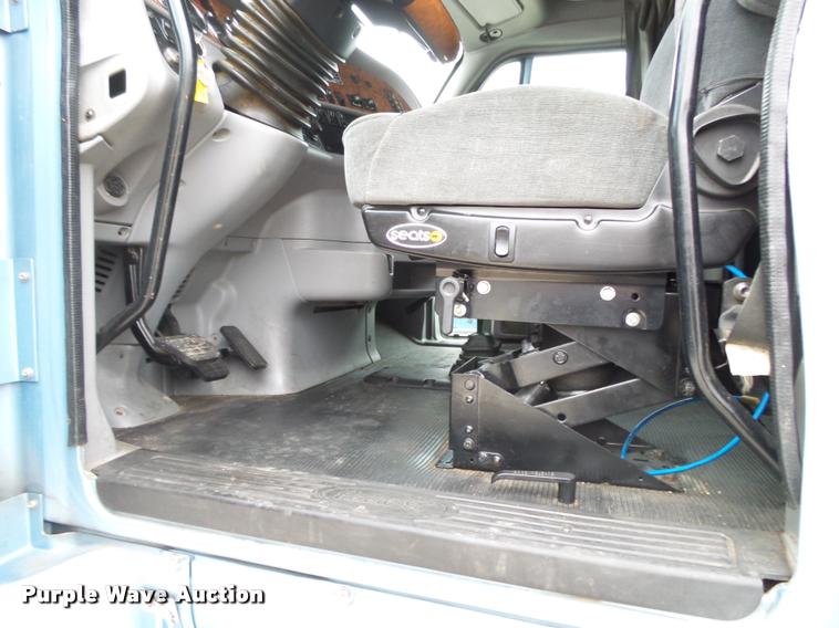 image for item DA2506 2010 Peterbilt 387 semi truck