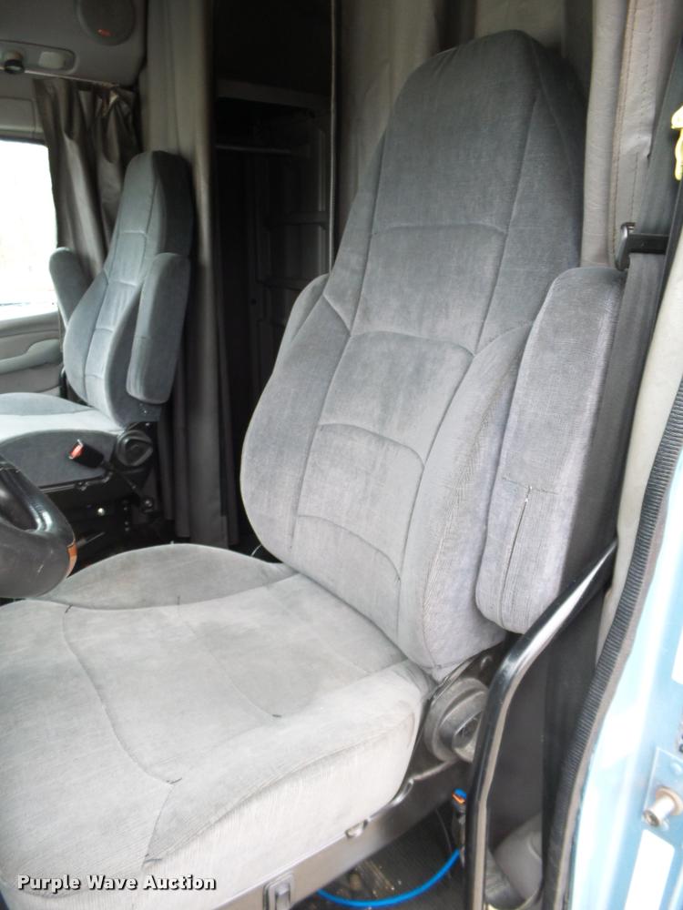 image for item DA2506 2010 Peterbilt 387 semi truck