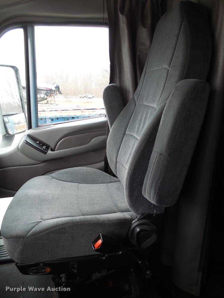 image for item DA2506 2010 Peterbilt 387 semi truck