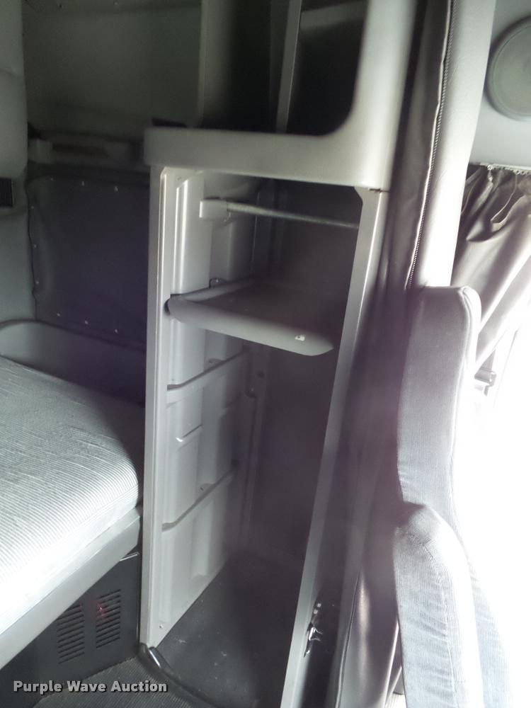 image for item DA2506 2010 Peterbilt 387 semi truck