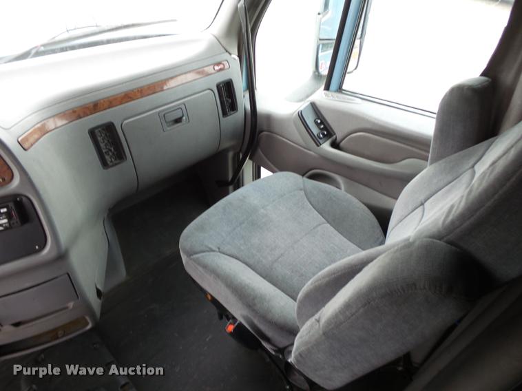 image for item DA2506 2010 Peterbilt 387 semi truck