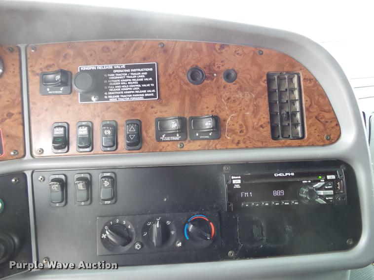 image for item DA2506 2010 Peterbilt 387 semi truck