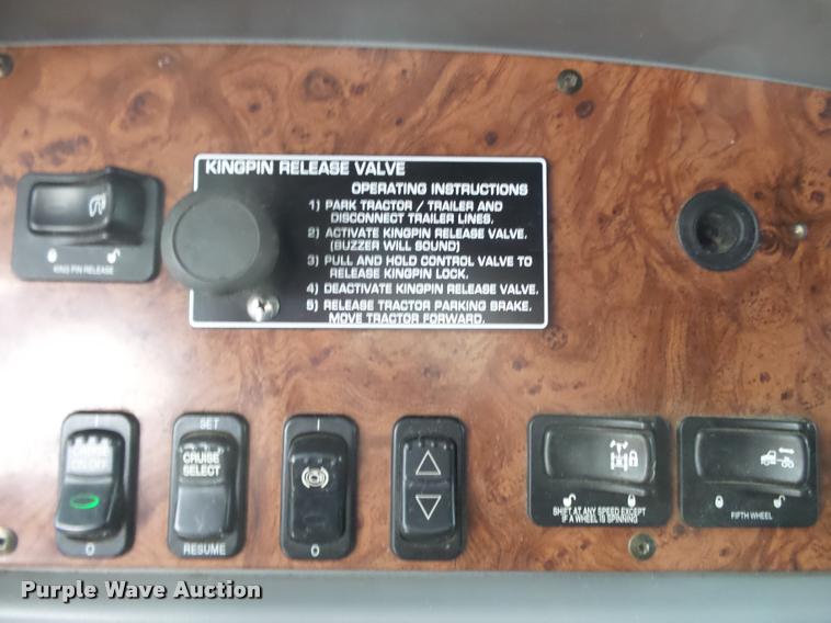 image for item DA2506 2010 Peterbilt 387 semi truck