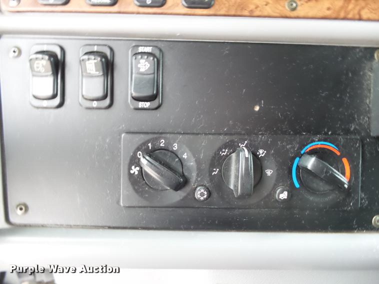 image for item DA2506 2010 Peterbilt 387 semi truck