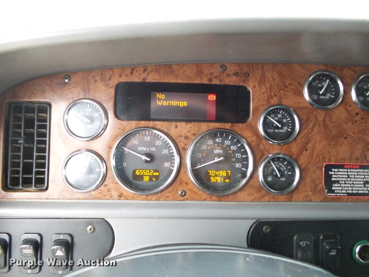 image for item DA2506 2010 Peterbilt 387 semi truck