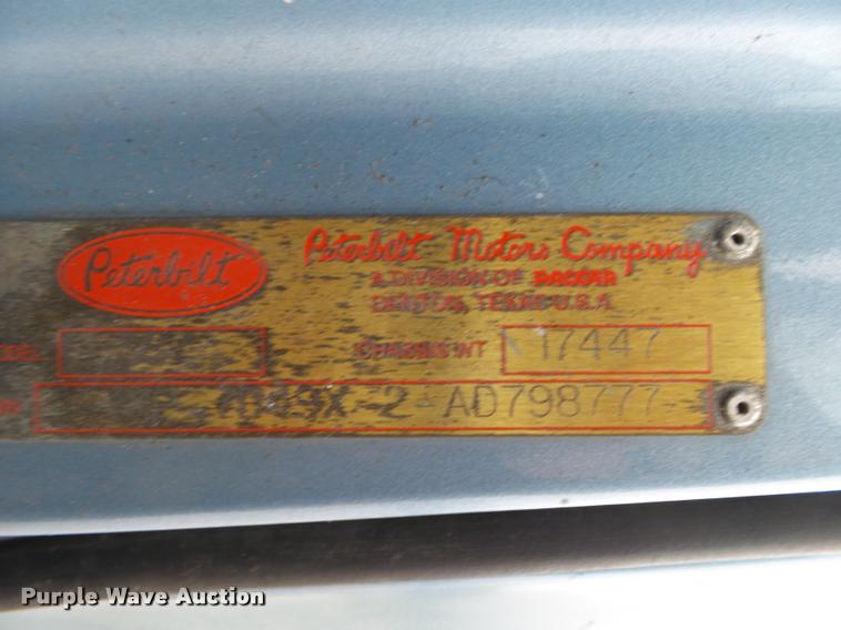 image for item DA2506 2010 Peterbilt 387 semi truck