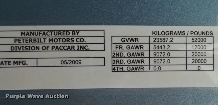 image for item DA2506 2010 Peterbilt 387 semi truck