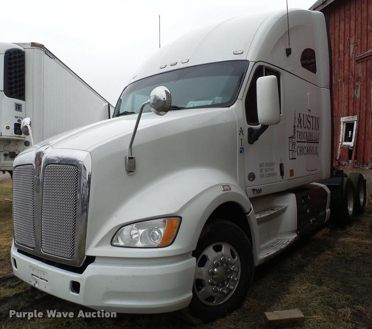 image for item DB5470 2012 Kenworth T700 semi truck