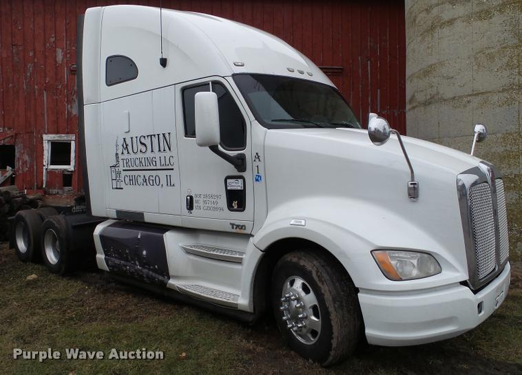 image for item DB5470 2012 Kenworth T700 semi truck