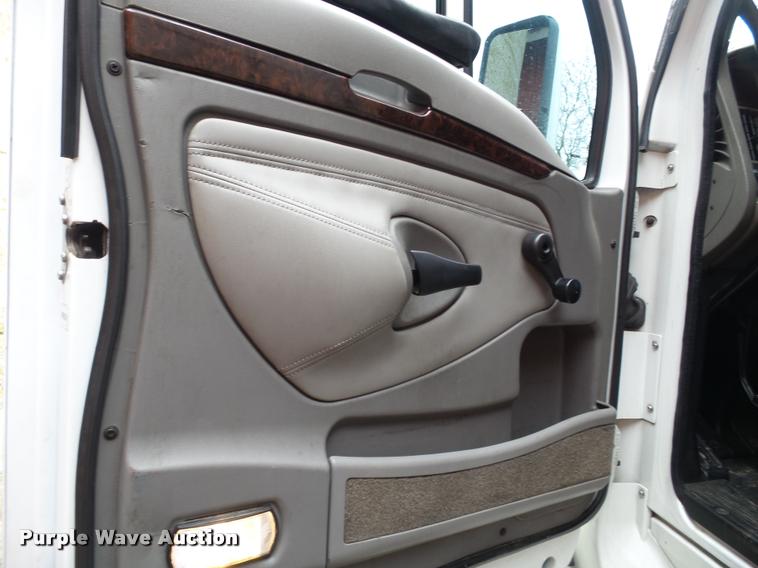 image for item DB5470 2012 Kenworth T700 semi truck