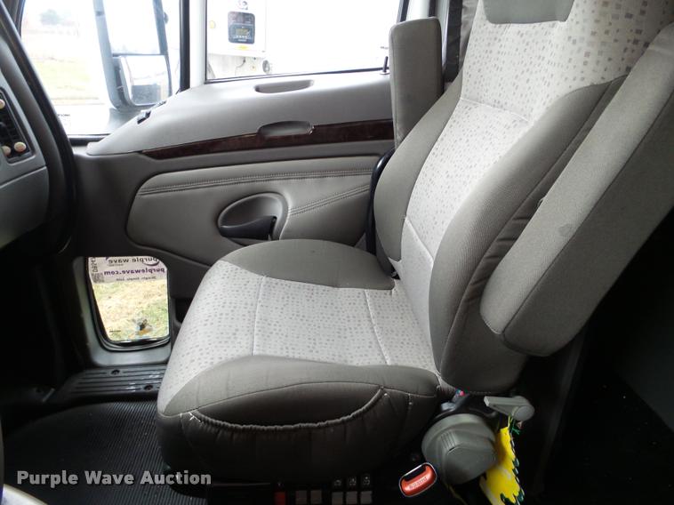 image for item DB5470 2012 Kenworth T700 semi truck