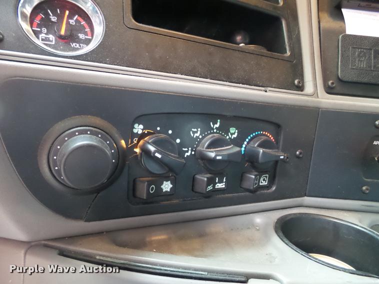 image for item DB5470 2012 Kenworth T700 semi truck