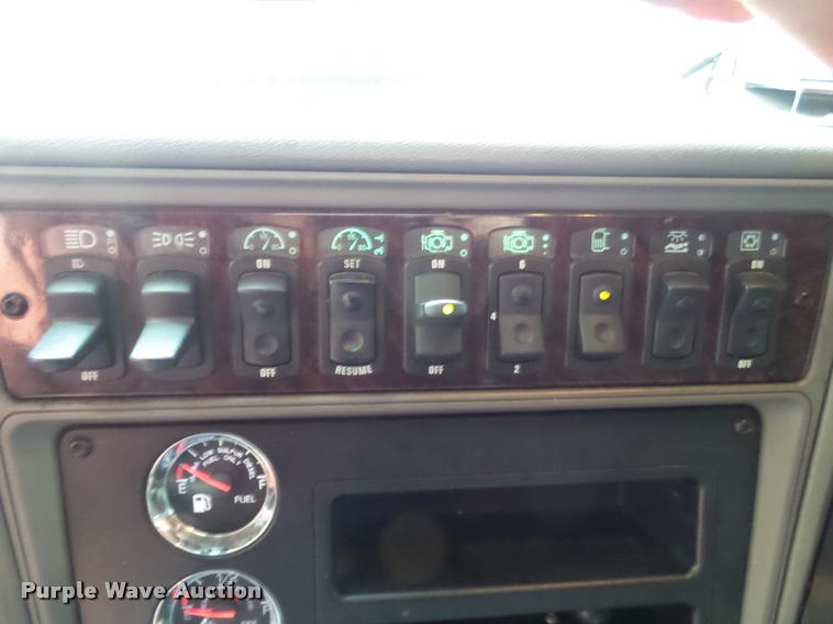 image for item DB5470 2012 Kenworth T700 semi truck